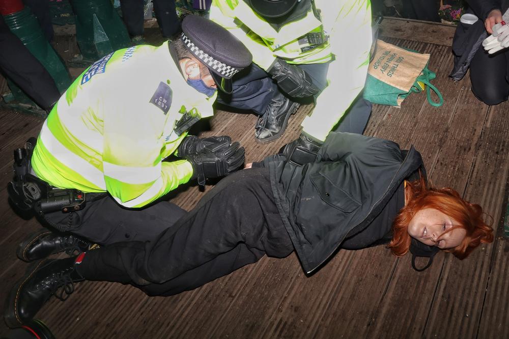 HAOS U LONDONU: Sukob policije i demonstranata koji su odavali poštu ubijenoj Sari (VIDEO)