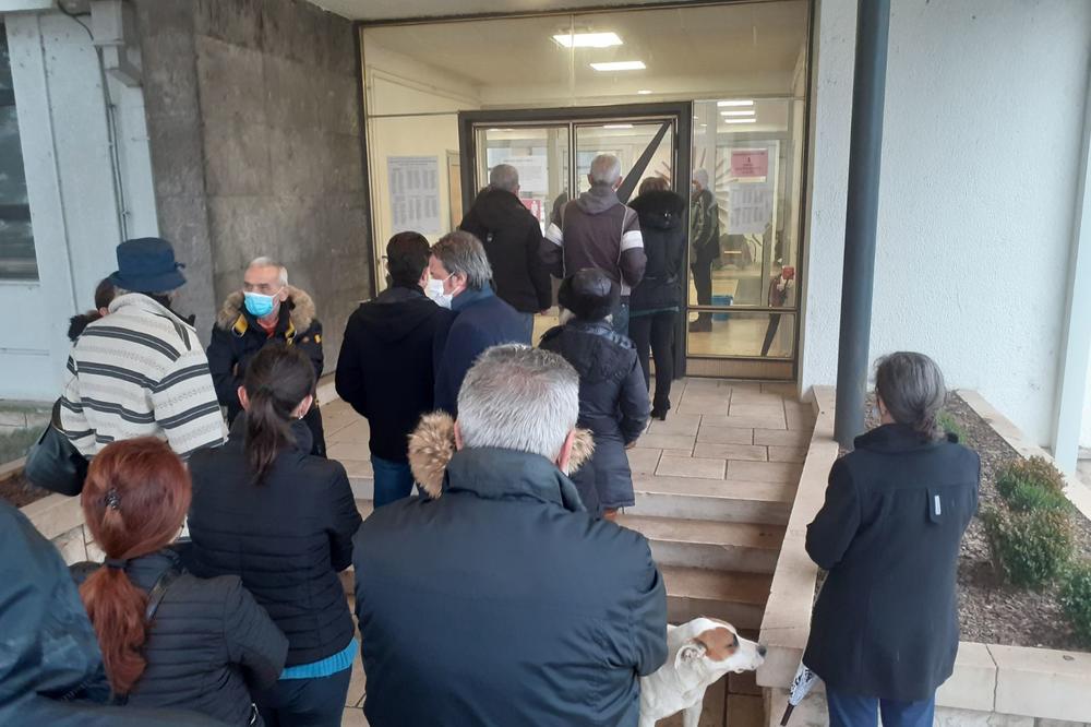 NOVE NEPRAVILNOSTI: U još jednom lokalu u centru Nikšića DPS kupuje glasove?! Reagovala policija!