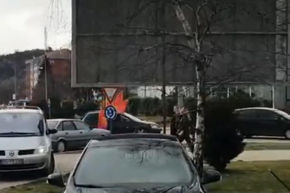 SVE NERVOZNIJE PRISTALICE DPS: Kolone automobila Milovih pulena provociraju ispred štaba koalicije "Za budućnost Nikšića"! (VIDEO)