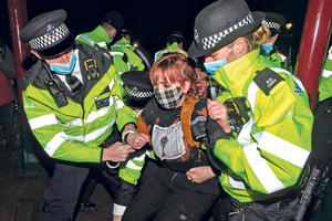 BRUTALNA POLICIJSKA TIRANIJA U LONDONU: Pretukli žene na bdenju! Odavale počast ženi koju je ubio policajac