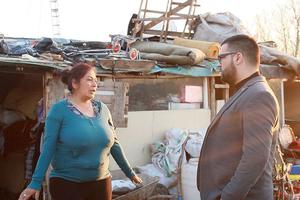 GLIGORIN POSETIO PORODICE POVREĐENE DECE NA ČUKARICI: Ojačati ekonomiju i infrastrukturu u romskim naseljima