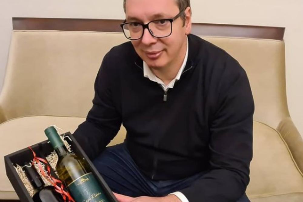 DRAGI PRIJATELJI, ŽIVELI: Predsednik Vučić pokazao poklon koji mu je stigao iz Slovenije (FOTO)