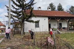 SLOŽNI MEŠTANI POSRAMILI VANDALE: U Ovsištu sredili oskrnavljenu rodnu kuću Radoja Domanovića