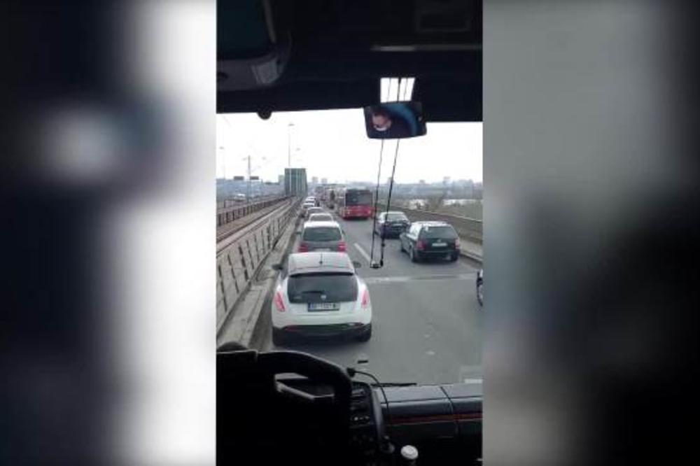 OGROMNA KOLONA NA PRILAZIMA PANČEVCU ZBOG PREVRTANJA VOZILA: Građani čekaju duže od pola sata da pređu most (VIDEO)