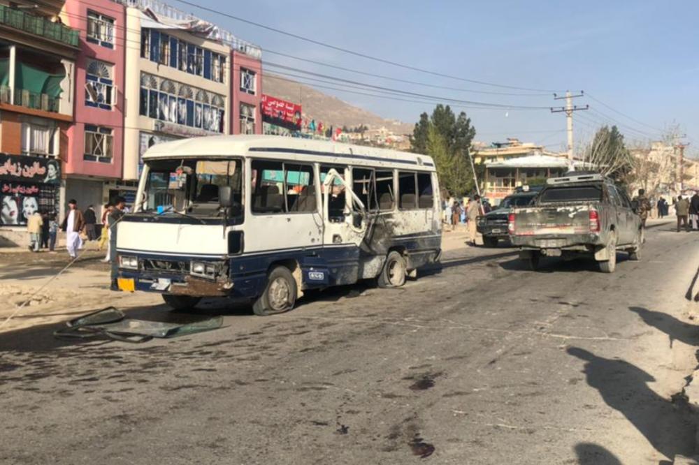 EKSPLOZIJA BOMBE U KABULU Poginule tri osobe, u autobusu koji je bio meta napada nalazili se službenici avganistanske vlade (FOTO)