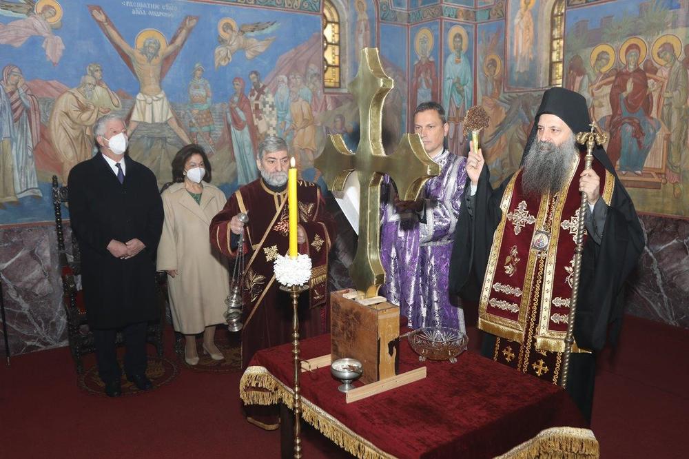 BLAGOSLOV POGLAVARA SPC: Patrijarh Porfirije osveštao krst dvorske kapele (FOTO)