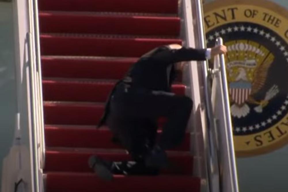 PREDSEDNIK SAD PAO NIZ STEPENICE I TO 3 PUTA ZAREDOM: Bajden imao nezgodu dok se peo u predsednički avion! (VIDEO)
