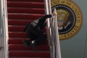 BAJDEN SKORO PAO PENJUĆI SE U PREDSEDNIČKI AVION: Sve je podsetilo na incident predsednika SAD prošle godine VIDEO