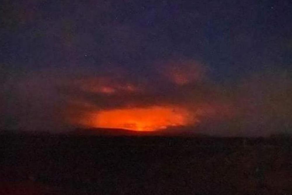 NAKON 50.000 ZEMLJOTRESA, VULKAN! Erupcija na planini nedaleko od Rejkjavika obojila nebo u crveno! (FOTO)
