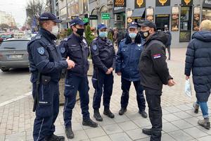 MINISTAR VULIN OBIŠAO POLICAJCE KOJI OBEZBEĐUJU PROTESTE: Demonstranti gledali u šoku kako bez obezbeđenja prolazi Trgom