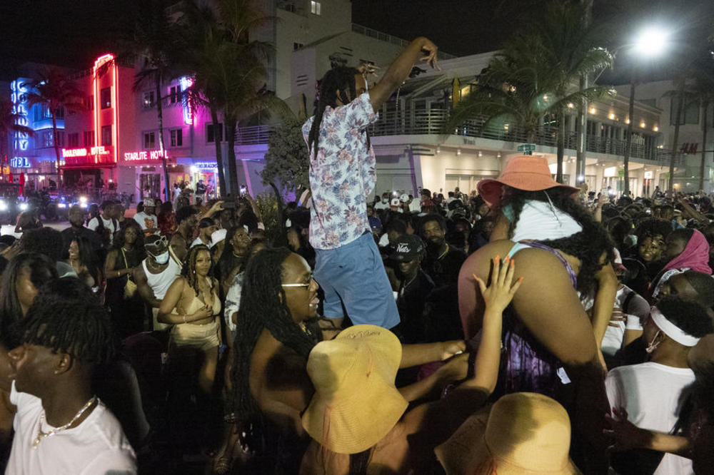 VANREDNO STANJE ZBOG TURISTA Majami Bič uveo policijski čas, ali da bi se ulice ispraznile morala je da reaguje policija! (VIDEO)