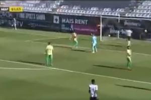 LUDA SCENA: Golman postigao gol iz svog šesnaesterca! VIDEO