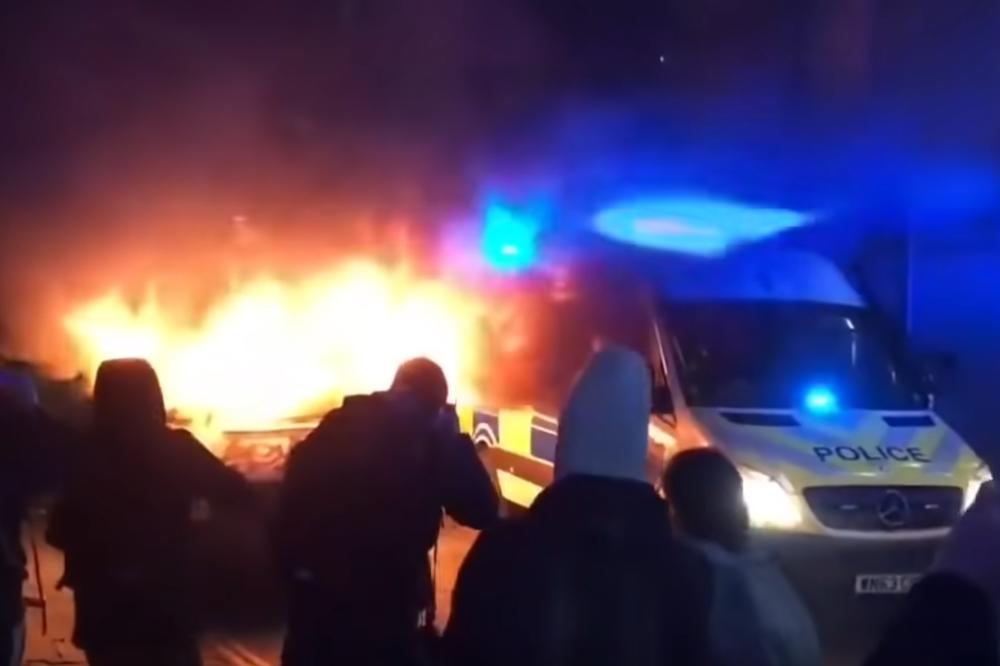 NASILNI PROTESTI U BRISTOLU Dvojici policajaca polomljene kosti, demonstranti palili automobile i bacali baklje (VIDEO)