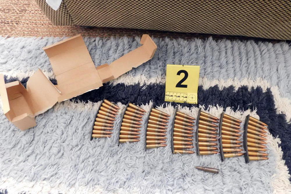 NOVOSAĐANIN (55) KAO DA SE SPREMAO ZA RAT: U stanu mu pronađena poluautomatska puška i 71 metak