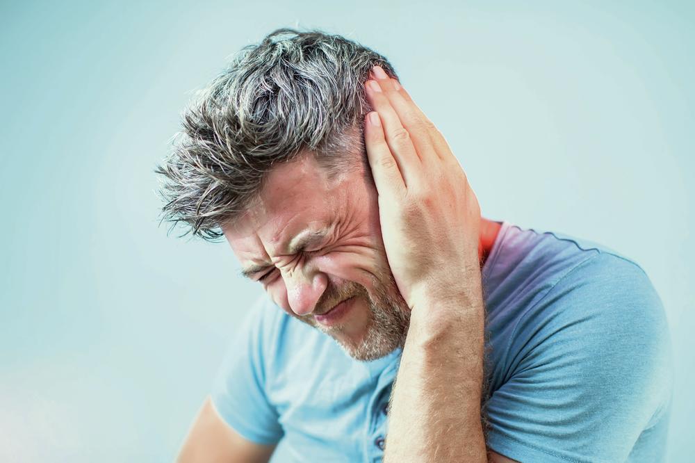OPASNO! TRI NOVA SIMPTOMA KORONE: Izazivaju zujanje u ušima, gubitak sluha i vrtoglavicu
