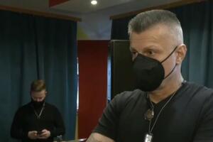 ĐORĐE DAVID PRELEŽAO KORONU PA SE OPAMETIO: Ne skida masku sa lica! PAPARACO