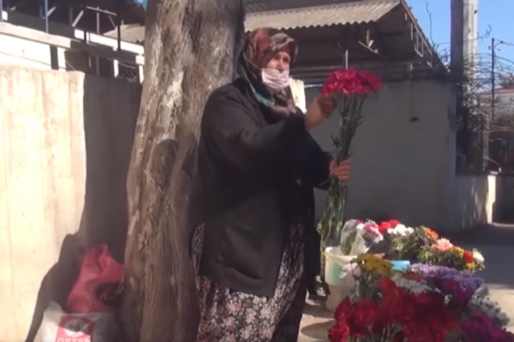 LAGALA MAJKU DA STUDIRA NA PRESTIŽNOM FAKULTETU: Jadna žena prodavala cveće da bi joj slala pare, ali je pukla velika BRUKA