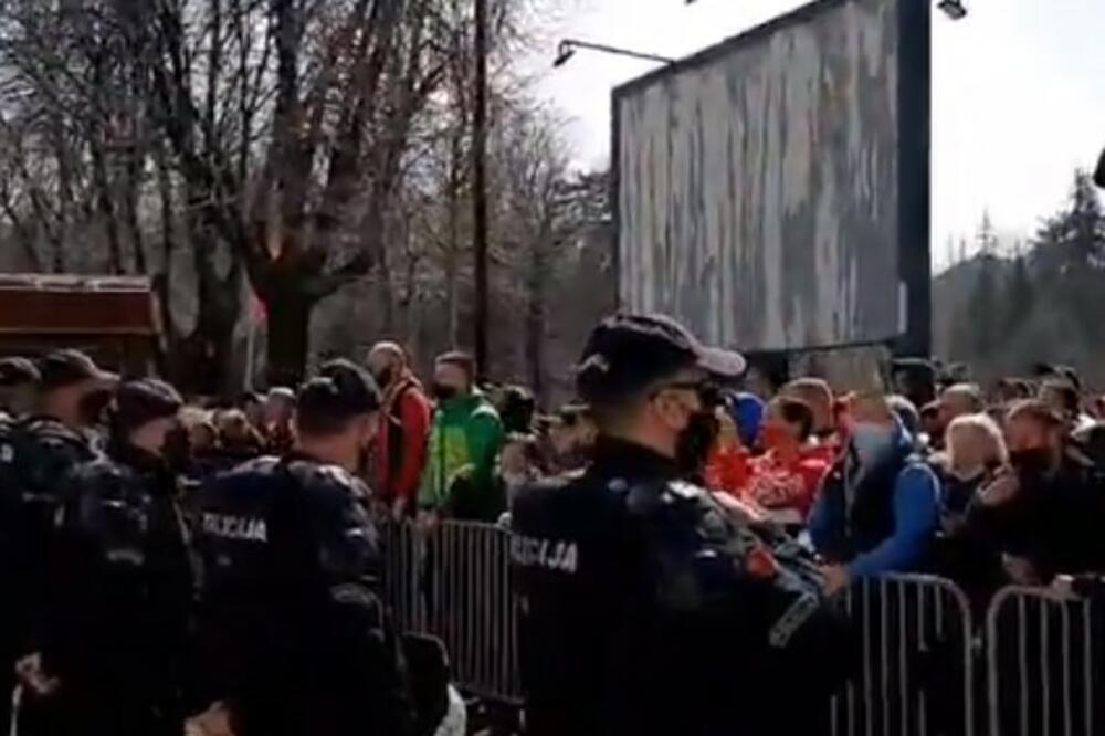 BURNO NA CETINJU: Policija blokirala ulice zbog posete premijera, komite gađale političare flašama i zasule ih uvredama (VIDEO)