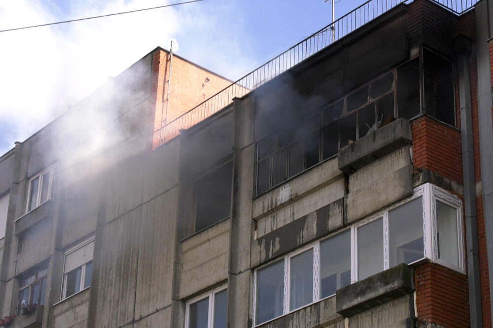 TINEJDŽERI SPASILI ČOVEKA IZ STANA U PLAMENU: Dečaci izvukli komšiju iz zapaljenog stana u kragujevačkom naselju Aerodrom! FOTO