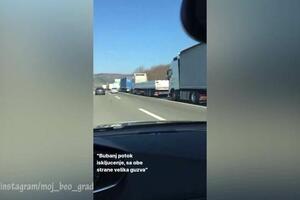 SAOBRAĆAJ OBUSTAVLJEN U OBA SMERA, NESREĆA NA OBILAZNICI OKO BEOGRADA: Žena (44) teško povređena u sudaru s kamionom (VIDEO)