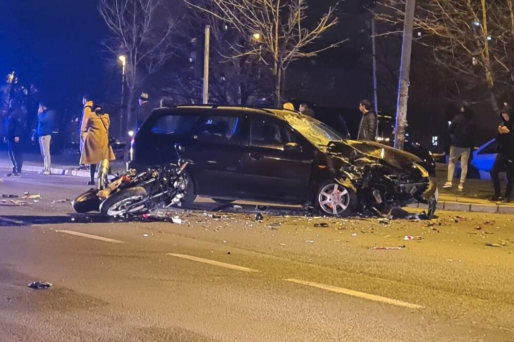 STRAVIČNA SAOBRAĆAJNA NESREĆA U SKOJEVSKOM NASELJU: Posle sudara sa automobilom, motociklista ostao nepomično da leži