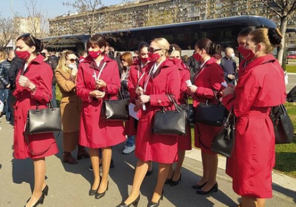 ALBANKE DOŠLE U BEOGRAD: Stjuardese iz Tirane stale u red da prime vakcinu ...