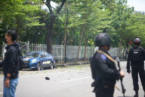 HOROR ISPRED KATOLIČKE CRKVE U INDONEZIJI: U napadu bombaša samoubice povređeno 10! Da je ušao u zgradu nastao bi masakr! (VIDEO)
