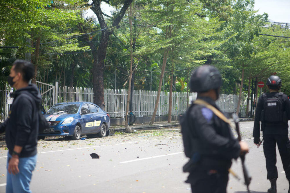 HOROR ISPRED KATOLIČKE CRKVE U INDONEZIJI: U napadu bombaša samoubice povređeno 10! Da je ušao u zgradu nastao bi masakr! (VIDEO)