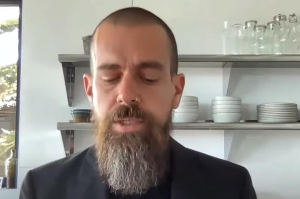 ŠEF TVITERA ŽIVI KAO PUSTINJAK: Dorsi sav zarastao u bradu, jede JEDNOM DNEVNO, meditira, a evo ko mu je omiljeni tviteraš