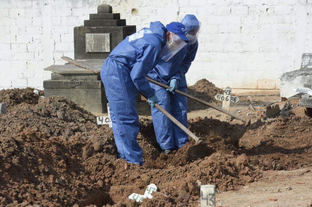 KORONA IH SATIRE: Iskopavaju stare grobove da bi napravili mesta za hiljade mrtvih, a mesta više nema