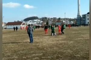 SKANDAL NA TERENU I TRIBINAMA: Huligani upali na teren i šutirali fudbalere iz Studenice VIDEO