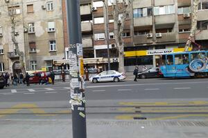 KRV NA ŠINAMA U KRALJICE MARIJE: Muškarac pao sa trotineta i povredio glavu u centru Beograda (KURIR TV)