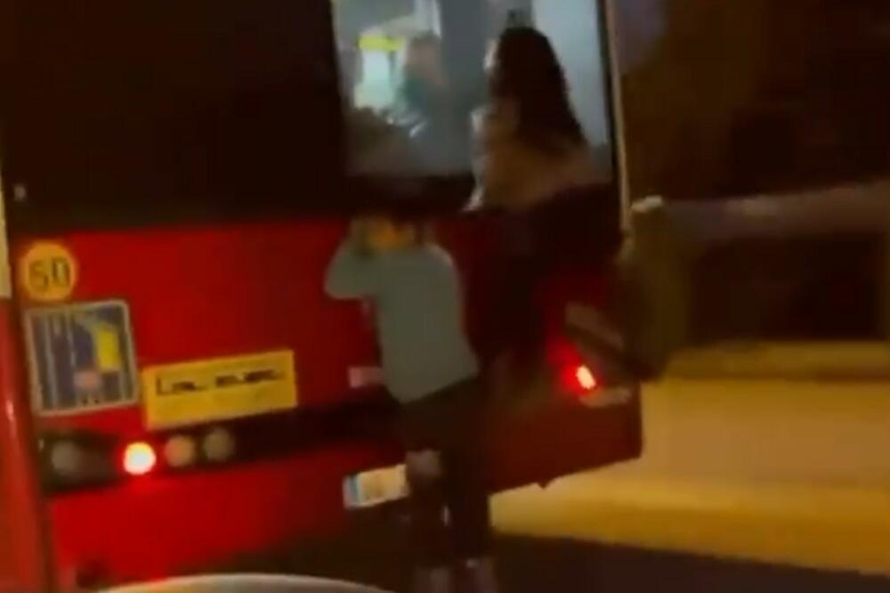 TVITER BRUJI O OVOM JEZIVOM SNIMKU: Mališani se voze prikačeni za autobus koji juri! Roditelji, obratite pažnju na decu VIDEO