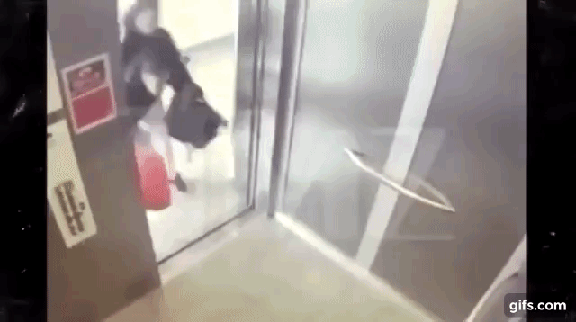 HOLIVUD U ŠOKU! Procurio snimak na kojem slavni reper devojku baca na pod lifta dok svi gledaju i niko da joj pomogne! STRAŠNO
