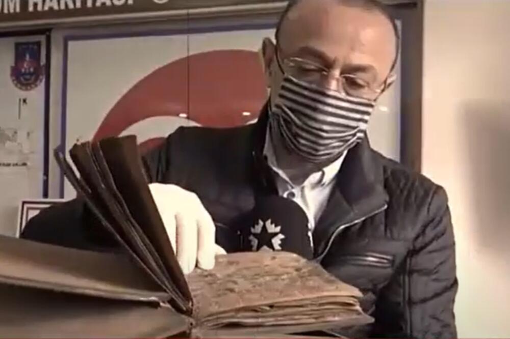 TURSKA POLICIJA ZAPLENILA SVITAK TORE: 19 stranica ispisano zlatnim slovima, sveta knjiga stara 2.000 godina! (VIDEO)