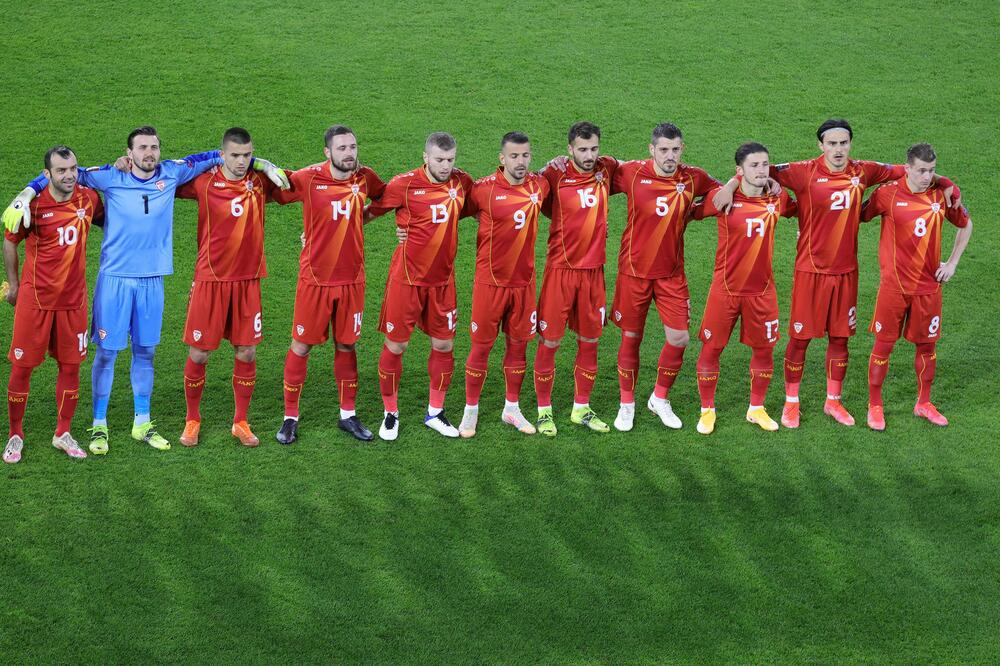 PREMIJER SA DESETKOM NA LEĐIMA ISPRATIO FUDBALERE NA EURO: Zoran Zaev poželeo sreću igračima Severne Makedonije u Bukureštu