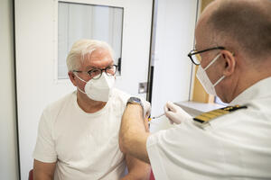 NEMAČKI PREDSEDNIK VAKCINISAN ASTRAZENEKOM: Imam poverenje u cepivo odobreno u Nemačkoj (FOTO)