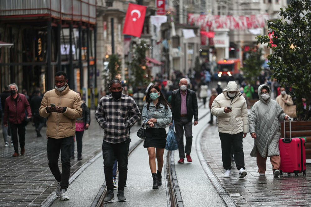NEMA OPIJANJA U TURSKOJ ZA VREME TOTALNOG ZAKLUČAVANJA: Vlada zabranila prodaju alkohola! Opozicija besna na Erdogana