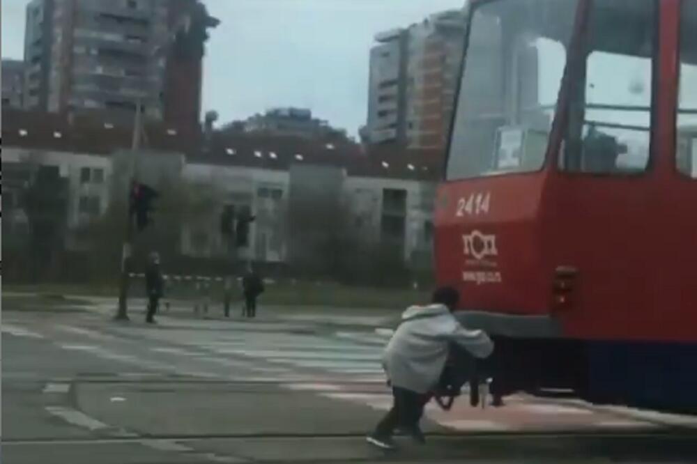 JOŠ JEDAN STRAŠAN SNIMAK SA BEOGRADSKIH ULICA: Dečak se vozi prikačen za zadnji deo tramvaja! Zašto ga neko ne zaustavi? VIDEO
