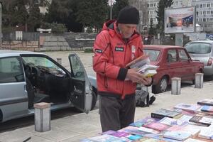 VELIKO SRCE STANISLAVA IZ UŽICA: Profesor književnosti prodaje knjige iz lične biblioteke, deo prihoda daje u humanitarne svrhe