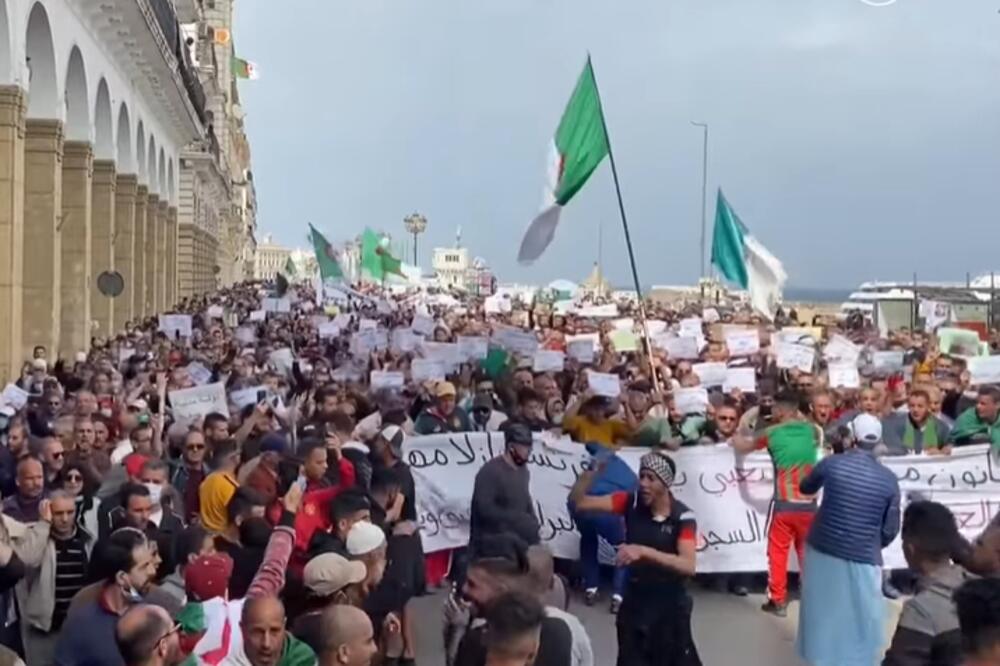 VELIKI MARŠ NA ULICAMA ALŽIRA: Desetine hiljada demonstranata skandiralo Nećemo vojnu državu! (VIDEO)