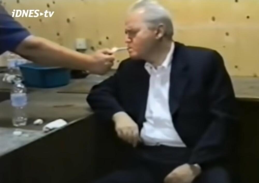 Slobodan Milosevic, baza, Tuzla, odlazak u Hag