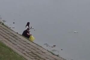 TREBA IH KAZNITI ŽESTOKO! Sraman snimak iz Novog Sada: U Dunav bacili 3 kese plastičnih flaša, ustali i otišli VIDEO
