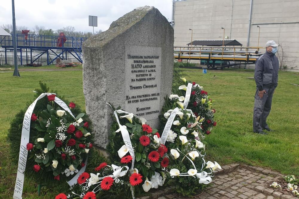 BEOGRADSKE ELEKTRANE ODALE POČAST POGINULOM RADNIKU U NATO BOMBARDOVANJU: U čast Slobodana Tršića položeni venci na spomenik