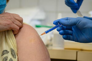 NOVA PRAVILA U MAĐARSKOJ Samo državni mediji mogu da snimaju vakcinisanje!