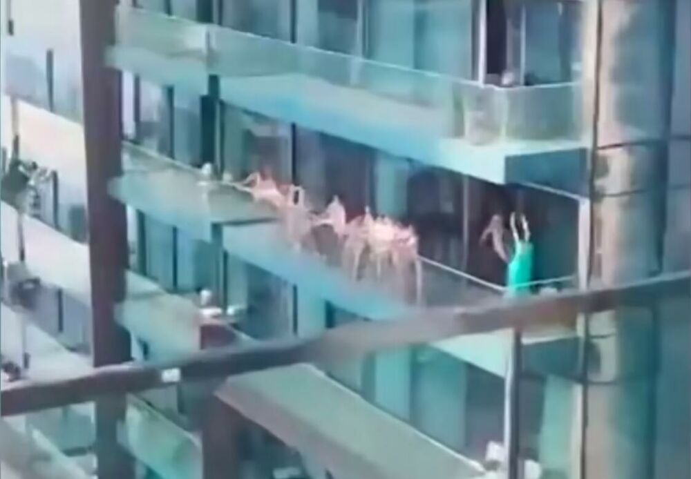 Nesvakidašnji prizor u Dubaiju... Gole lepotice na balkonu