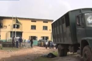 NEZAPAMĆENO BEKSTVO! VIŠE OD 1.800 ZATVORENIKA NA SLOBODI: Naoružani napadači u Nigeriji prisilno oslobodili robijaše! (VIDEO)