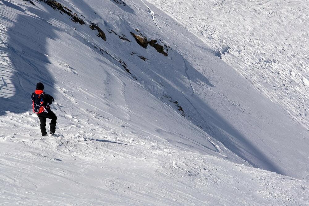 NESREĆA NA SLJEMENU: Spuštali se strunjačom niz ski stazu, iskakali i naleteli na prepreku
