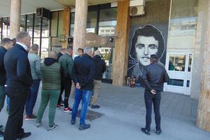 UŽIČANI NE ZABORAVLJAJU ANTARU: Prijatelji, poštovaoci i partizanovci u centru grada položili cveće na mural čuvenom sugrađaninu