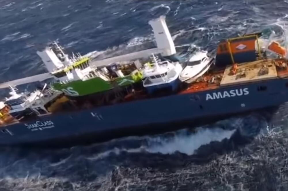 DRAMA NA SEVERNOM MORU: Brod zapeo u olujnom nevremenu, posada se spašavala skačući u more (VIDEO)